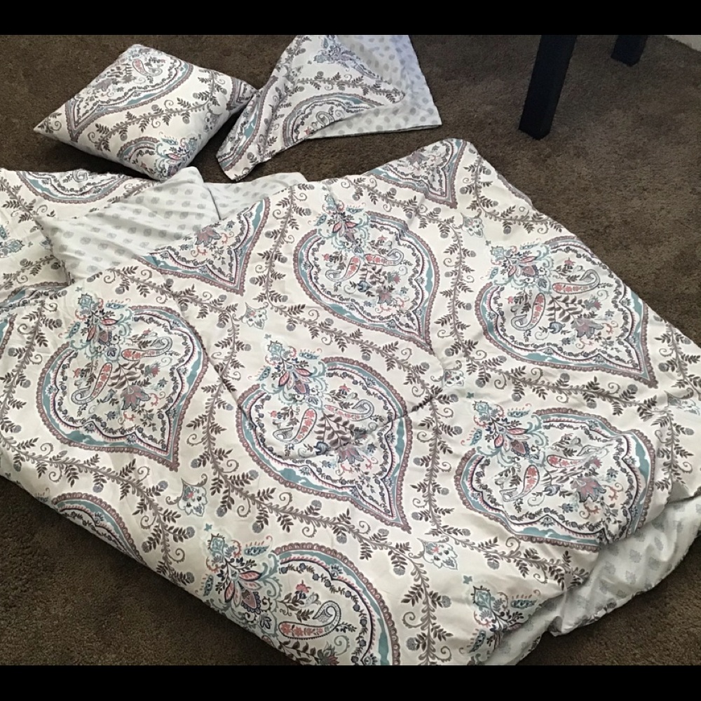 Comforter,2 pillow shams decor pillow, bed skirt
